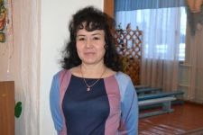 Рания апа өлкәннәр белән эшли